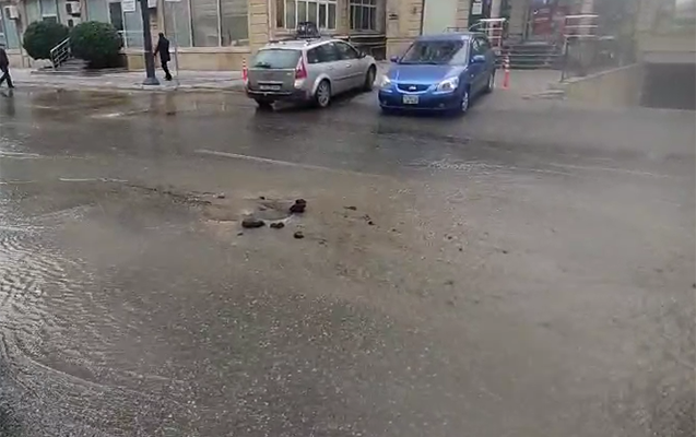 Bakıda boru partladı, yolu su basdı - VİDEO 1 su borusu