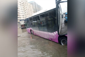 Xırdalanda yolları su basdı, avtobus quyuya düşdü - VİDEO