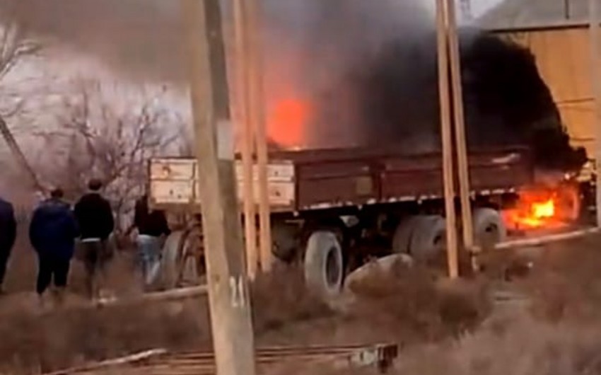 Salyanda yük maşınının çəni partladı: Xəsarət alanlar var - FOTO