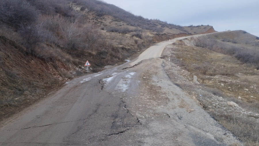 Şamaxıda təhlükəli vəziyyət: torpaq sürüşməsi aktivləşdi - FOTO
