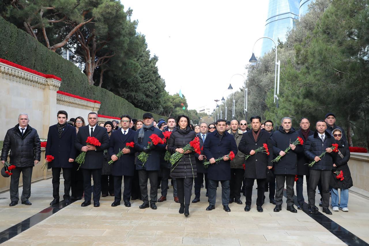 Rəsmilər Şəhidlər xiyabanında - FOTOLAR