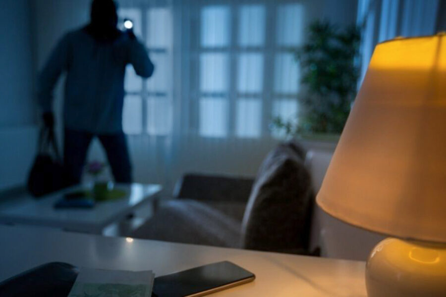 Sabunçuda 10 min manatlıq oğurluq edib, gözətçini hədələdilər