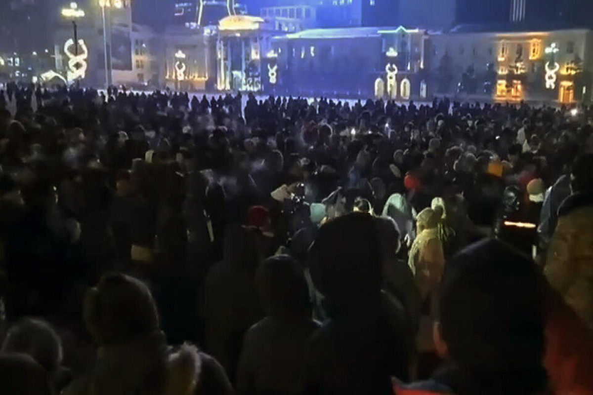 Bu ölkədə etirazçılar mərkəzi yolu bağladılar