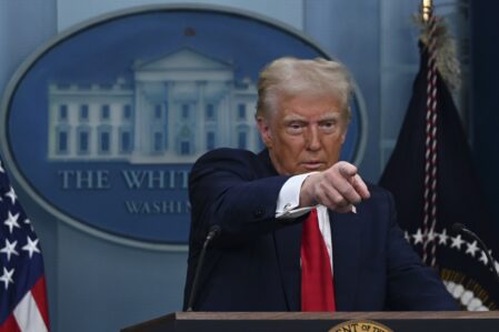 AA 20250130 36912406 36912376 TRUMP KURTULAN KIMSENIN OLMADIGI KAZADA UCAKLA CARPISAN HELIKOPTERIN PILOTLARINI HEDEF ALDI 1