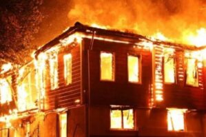 Yaşayış evi yanaraq külə döndü: xəsarət alan var - VİDEO