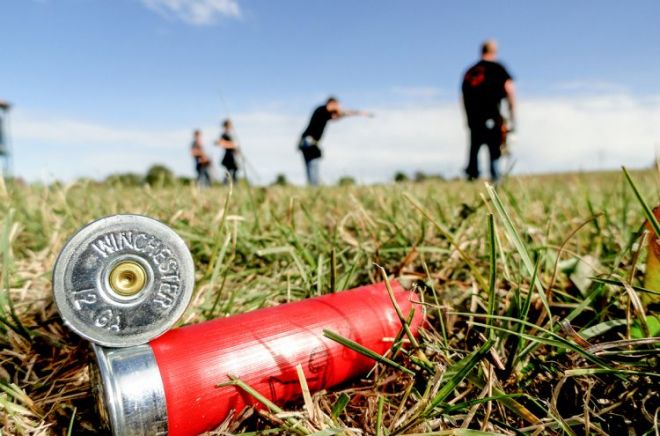 Ərəblər “Qırmızı Kitab”a düşən quşları ovlayır – VİDEO