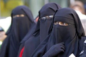 Qırğızıstanda ictimai yerlərdə niqab qadağan edildi