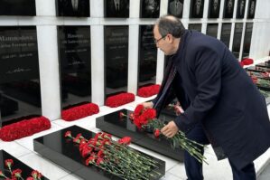 Cahit Bağcı Şəhidlər xiyabanında - FOTO