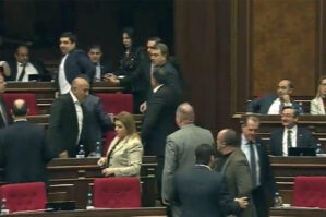 Ermənistan meriyasında əlbəyaxa dava - VİDEO