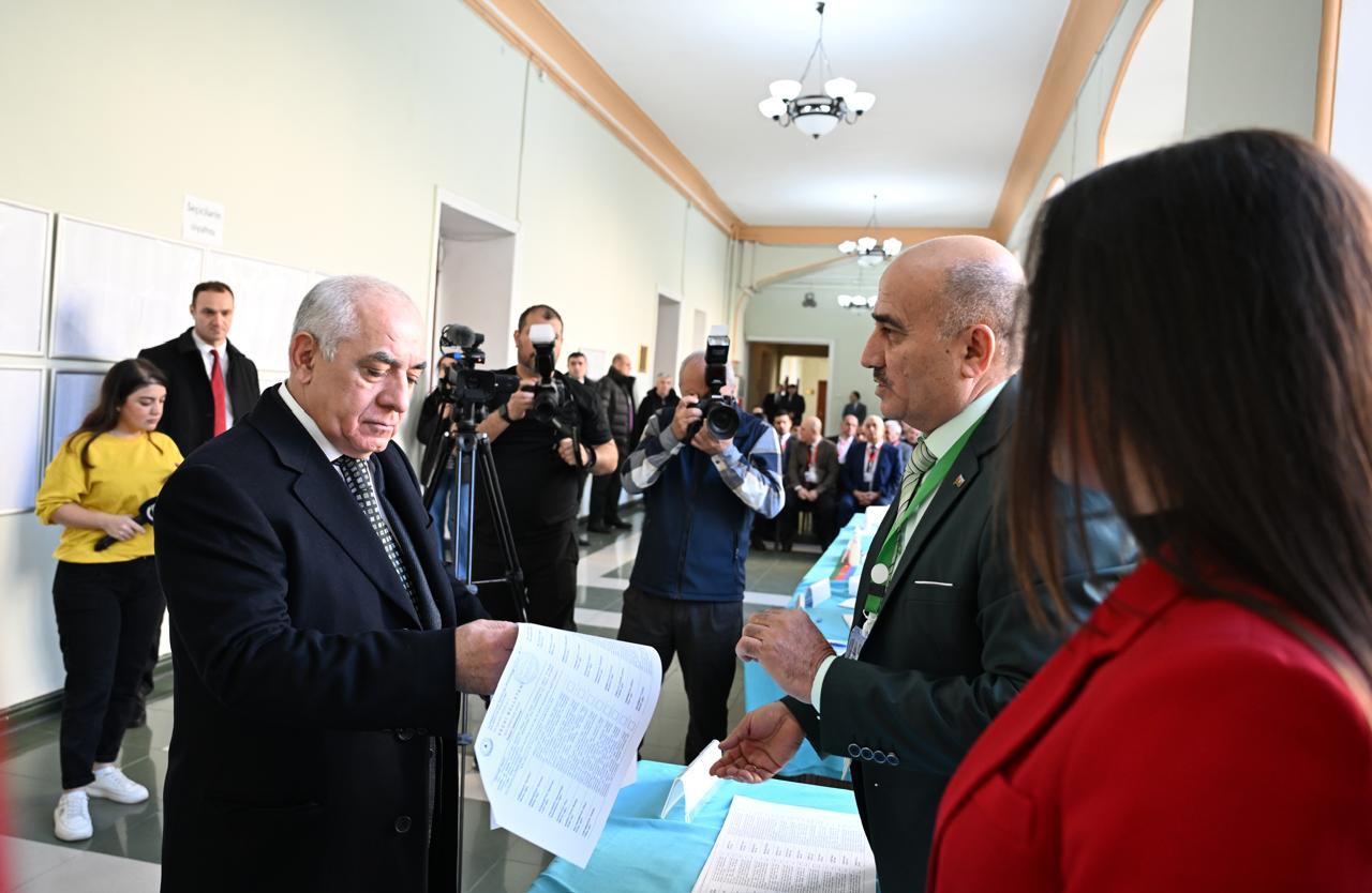 Rəsmilər seçkidə iştirak etdilər - FOTOLAR