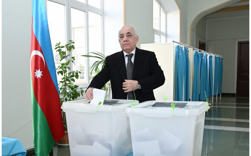 Rəsmilər seçkidə iştirak etdilər - FOTOLAR