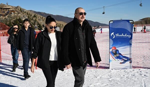 Prezident və ailəsinin vətəndaşlarla səmimi görüşü... - VİDEO