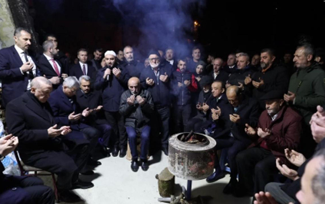 Ərdoğan yas mərasimində Quran oxudu - VİDEO 1 Ərdoğan yas mərasimində Quran oxudu - VİDEO