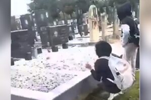 Şagirdlər qəbiristanlıqda qeyri-etik hərəkətlər etdilər - VİDEO