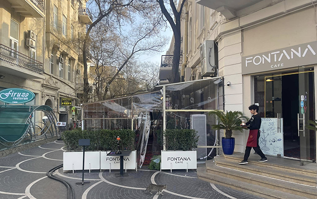 “Fəvvarələr” meydanındakı qanunsuz tikili sökülür - FOTOLAR