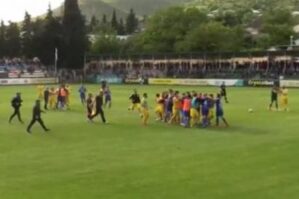 Azərbaycanda futbolçular əlbəyaxa dava etdi - VİDEO