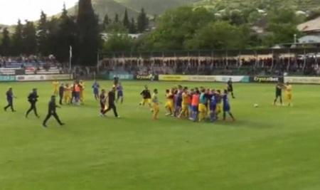 Azərbaycanda futbolçular əlbəyaxa dava etdi - VİDEO