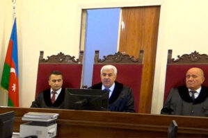 Məmurun evini yaran xadimə məhkəməyə gəlmədi - FOTO