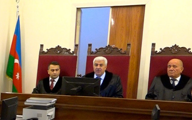 Məmurun evini yaran xadimə məhkəməyə gəlmədi - FOTO