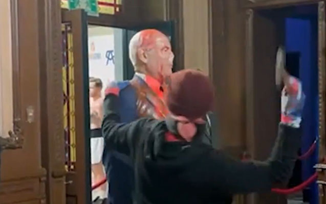 Netanyahunun məşhur muzeydəki heykəlini çəkiclədilər - VİDEO