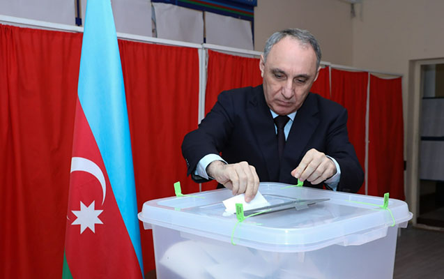 Rəsmilər seçkidə iştirak etdilər - FOTOLAR