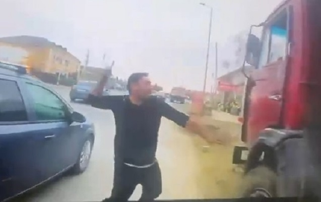 Həmin sürücü maşının şüşələrini özü qırıb - VİDEO 1 kn