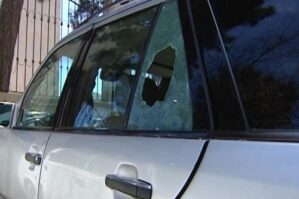 Bakıda iş xanımının boğazına maşınında bıçaq dayadılar - VİDEO