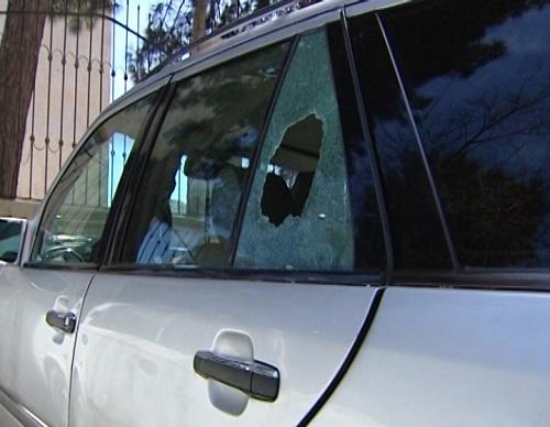 Bakıda iş xanımının boğazına maşınında bıçaq dayadılar - VİDEO