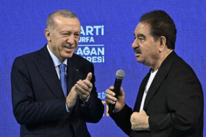 Ərdoğan Tatlısəslə mahnı oxudu - VİDEO