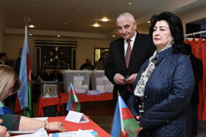 Məzahir Pənahov xanımı ilə səsvermədə - FOTOLAR