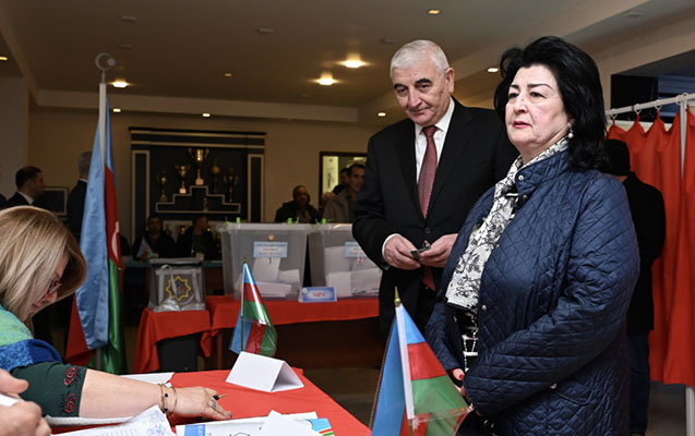 Məzahir Pənahov xanımı ilə səsvermədə - FOTOLAR