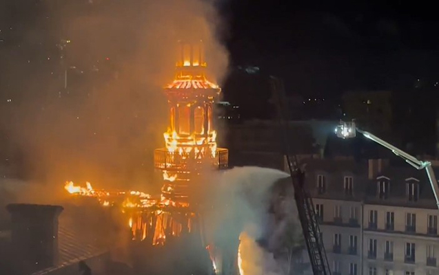 Parisdə daha bir tarixi bina yandı - VİDEO 1 Parisdə daha bir tarixi bina yandı - VİDEO