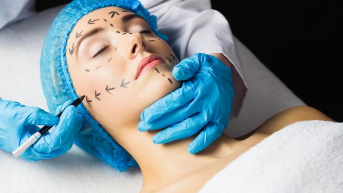 Qadınlar niyə kütləvi şəkildə estetik əməliyyat olunur? – Psixoloq səbəbləri açdı