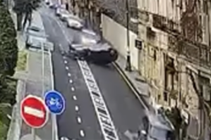 Bakının mərkəzində "Prius"la toqquşan maşın aşdı - Anbaan VİDEO