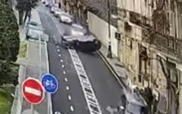 Bakının mərkəzində "Prius"la toqquşan maşın aşdı - Anbaan VİDEO