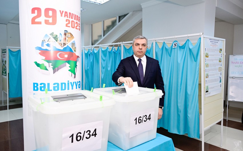 Rəsmilər seçkidə iştirak etdilər - FOTOLAR