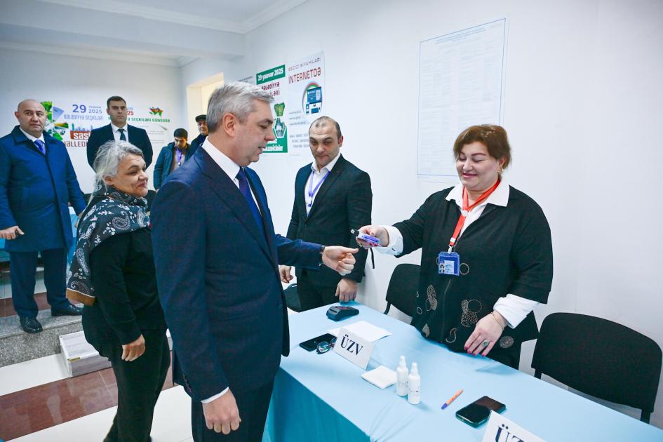 Rəsmilər seçkidə iştirak etdilər - FOTOLAR