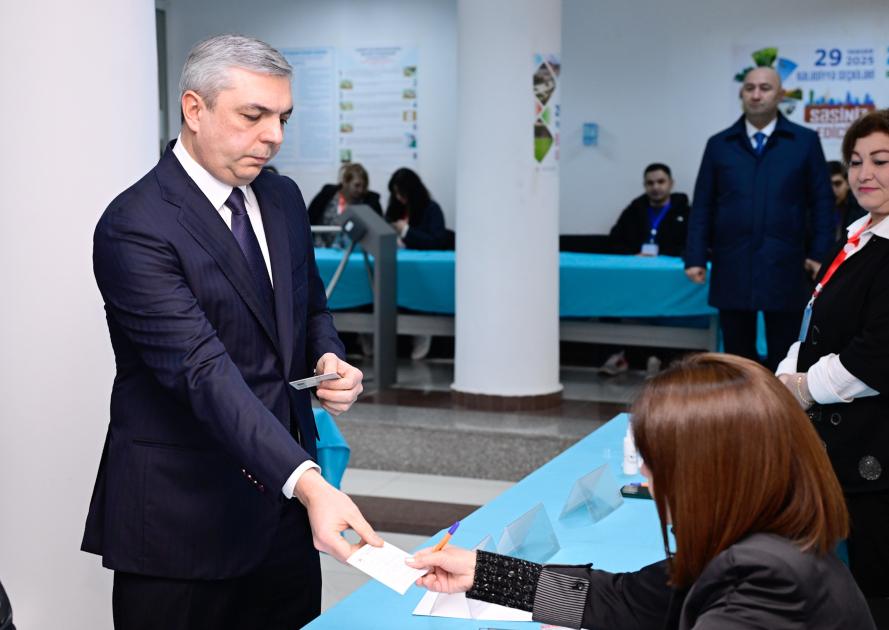 Rəsmilər seçkidə iştirak etdilər - FOTOLAR