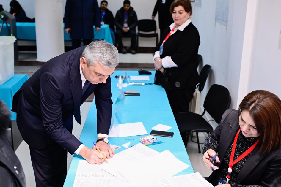 Rəsmilər seçkidə iştirak etdilər - FOTOLAR