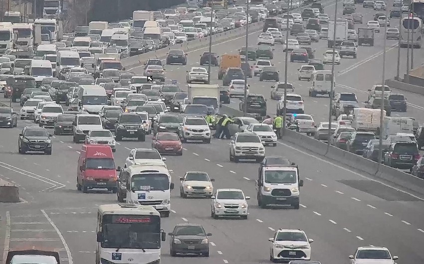 Bakıda avtovağzal yaxınlığında qəza: sıxlıq yarandı