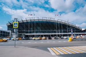 Səmərqəndə uçan təyyarə məcburi eniş etdi