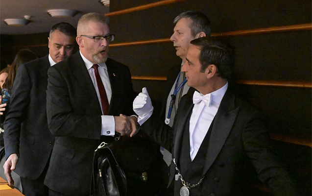 Avropa Parlamentinin iclasından qovuldu - VİDEO 1 Avropa Parlamentinin iclasından qovuldu - VİDEO