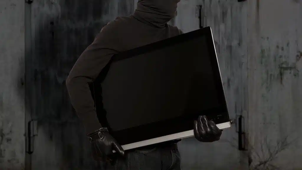 İşlədikləri mağazadan 148 televizor oğurladılar