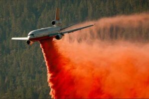 Los-Ancelesdə təyyarə yanğını söndürərkən alışdı - VİDEO