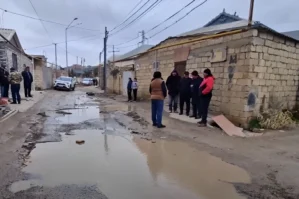 Masazırda kanalizasiya xətti partladı: Yeni çəkilən yol sıradan çıxdı - VİDEO