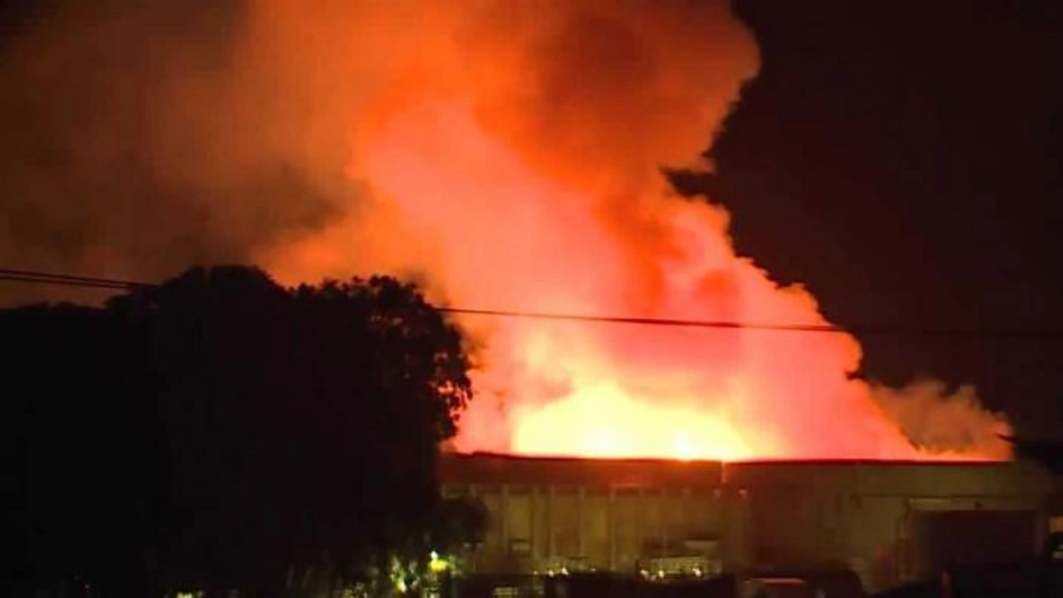 Dünyanın ən böyük akkumulyator zavodunda yanğın - VİDEO