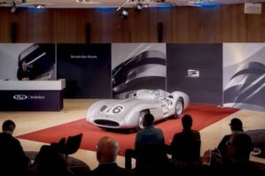 Məşhur yarış avtomobili rekord məbləğə satıldı