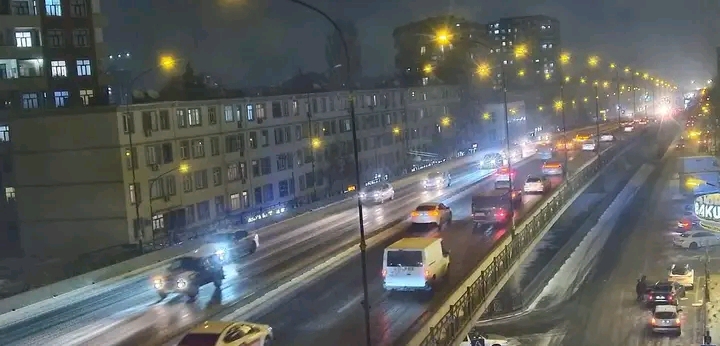 Qardan sonra paytaxtda sıxlıq yaranan küçə və prospektlər - SİYAHI / FOTO