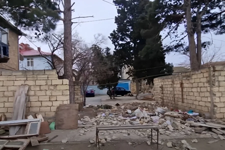 Təhlükəli vəziyyət: Yaşayış binasının həyəti çökdü - VİDEO