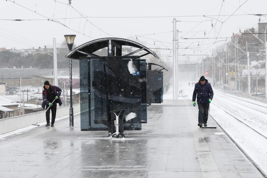 Bakıda yerə xüsusi örtüklər sərildi, nişan qoyuldu - FOTO